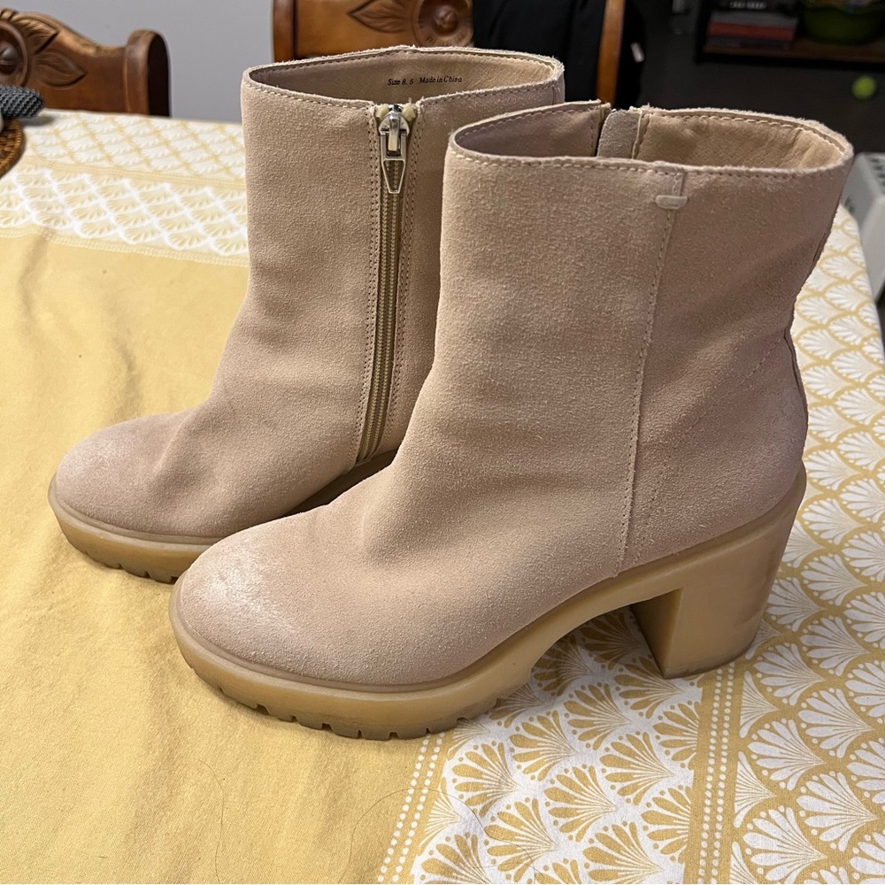 Dolce Vita Natural Suede Heeled Gum Sole Ankle Boots EUC 9 Leather Booties